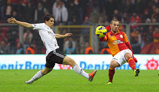 Wesley Sneijder (r.) stand für Galatasaray bereist im Derby gegen Besiktas auf dem Platz