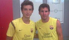 David Babunski (l.) mit Barca-Star Leo Messi