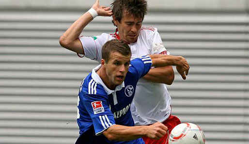 Maximilian Watzka (h.) versus Lukas Schmitz: RB Leipzig unterlag Schalke im Testspiel 1:2