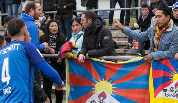 Die tibetische Flagge einiger Zuschauer sorgte für eine Spielunterbrechung