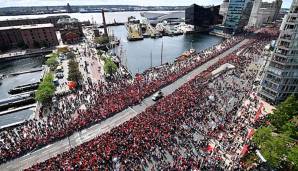 Tausende LFC-Anhänger haben sich am Hafen versammelt.