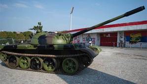 Vor dem Stadion von Roter Stern Belgrad steht ein Panzer.