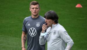 Toni Kroos zusammen mit Bundestrainer Joachim Löw.