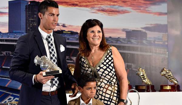 Cristiano Ronaldo mit seiner Mutter Dolores Aveiro und seinem ältesten Sohn Cristiano Jr.