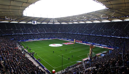 Im Stadion prangt eine große Digital-Uhr, die an den langen Verbleib des HSV in der höchsten deutschen Spielklasse erinnert