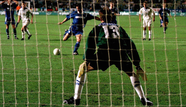 Johan de Kock verschießt 1997 Schalkes Elfmeter im Halbfinal-Hinspiel des UEFA-Cups gegen Teneriffa