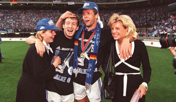 Johan de Kock feiert den UEFA-Cup-Sieg mit Marc Wilmots und ihren Ehefrauen