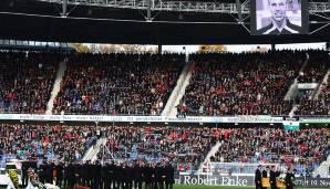 Anfang November 2009 nahm sich Robert Enke das Leben. Bei der offiziellen Trauerfeier nur wenige Tage später waren mehrere Zehntausend Menschen im Stadion in Hannover. Teamkollegen von 96 trugen den Sarg unter Tränen aus dem Stadion.