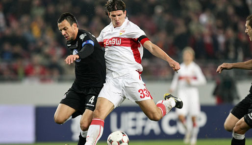 Mario Gomez setzt sich gegen Nenad Djordevic durch und erzielt das 2:0 für den VfB Stuttgart