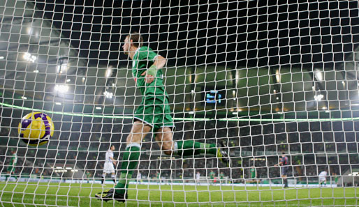 Wolfsburgs Edin Dzeko dreht nach seinem Treffer zum 4:1 gegen den SC Heerenveen jubelnd ab