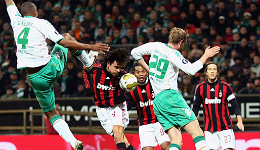 Pippo Inzaghi (2.v.l.) brachte Milan in der ersten Halbzeit in Führung
