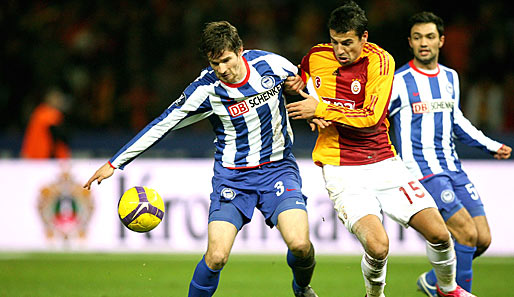 Milan Baros (hier rechts gegen Hertha-Verteidiger Arne Friedrich) traf für Galatasaray zum 1:0
