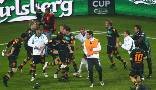 Bremer Jubel-Traube in Hamburg: Mit dem 3:2-Auswärtssieg löste Werder das Ticket fürs Finale