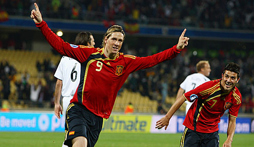 Fernando Torres (l.) bejubelt mit David Villa seinen ersten Streich