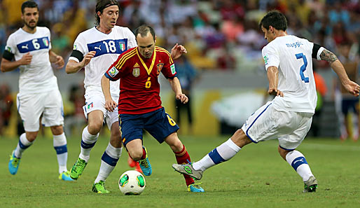 Kein Durchkommen: Andres Iniesta und Spanien taten sich gegen Italien sehr schwer