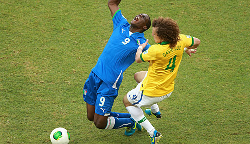 Mario Balotelli wird hier von Brasiliens David Luiz gefoult