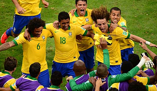 Brasiliens Mannschaft feiert mit Paulinho (2.v.l.) dessen Treffer zum 2:0 gegen Japan