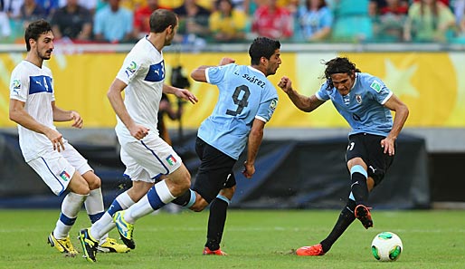 Der Doppelpack von Edinson Cavani (r.) reichte Uruguay gegen Italien nicht zum Sieg