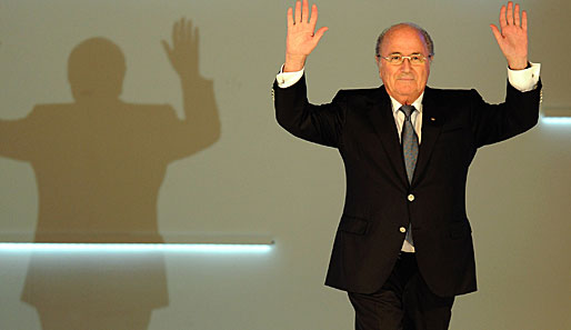 FIFA-Präsident Blatter wehrt sich gegen die Vorwürfe der Demonstranten