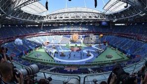 Nicht gänzlich gefüllt aber dennoch gut besucht präsentiert sich das neue Stadion in Sankt Petersburg. Die Eröffnungsfeier soll ein positiver Ausblick auf das werden, was uns im kommenden Jahr erwartet