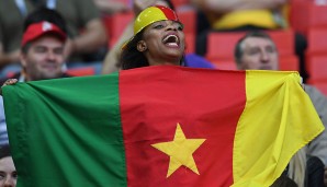 Die Faninnen aus dem Kamerun sind irgendwie nicht ganz so schrill wie die Spieler. Schade
