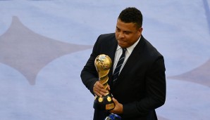 Hier haben wir die brasilianische Legende Ronaldo. Locker posiert er hier mit dem Pokal des Confed Cups. Cooler Typ. Doch es kommt noch besser ...