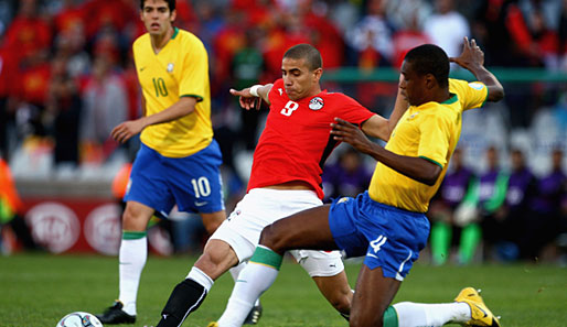Ägyptens Zidan (M.) traf doppelt - Kaka (l.) allerdings auch. Endstand: 4:3 für Brasilien
