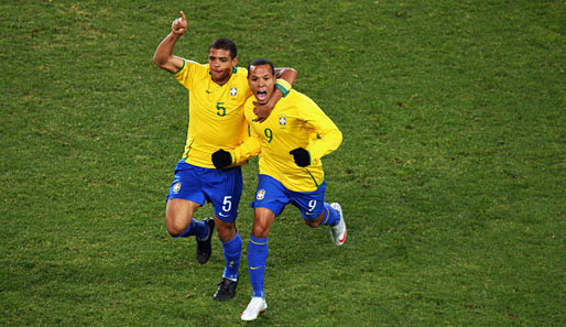 Brasilien bejubelt den WM-Einzug: Luis Fabiano (r.) traf beim 3:1 in Argentinien doppelt