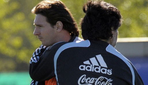 Lionel Messi (l.) bekommt Unterstützung von Nationaltrainer Diego Maradonna