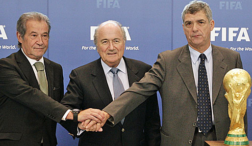 Die Verbandspräsidenten Madail (l.) und Villar Llona (r.) mit FIFA-Präsident Joseph S. Blatter