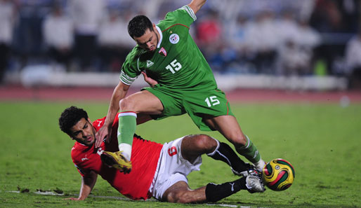 Karim Ziani (o.) setzte sich mit Algerien am Ende gegen Ägypten durch