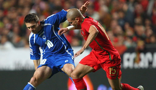 Zvjezdan Misimovic (l.) und Bosnien-Herzegowina unterlagen den Portugiesen um Pepe mit 0:1
