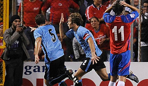 Macht er hier den Scheinebwischer? Uruguays Innenverteidiger Diego Lugano (M.) bejubelt seinen Treffer zum 1:0 in den WM-Quali-Playoffs gegen Costa Rica