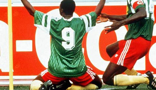 Kameruns Roger Milla beim Torjubel nach einem Treffer bei der WM 1990 in Italien