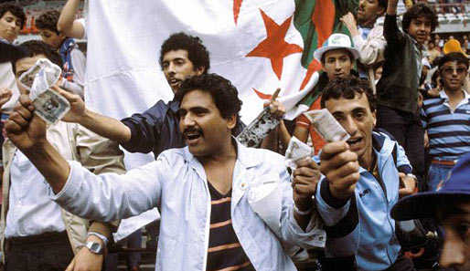 Algerische Fans wedeln bei der WM 1982 mit Geldscheinen