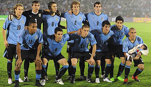 Gruppenbild mit Baby: Die Auswahl Uruguays vor dem Playoff-Rückspiel gegen Costa Rica