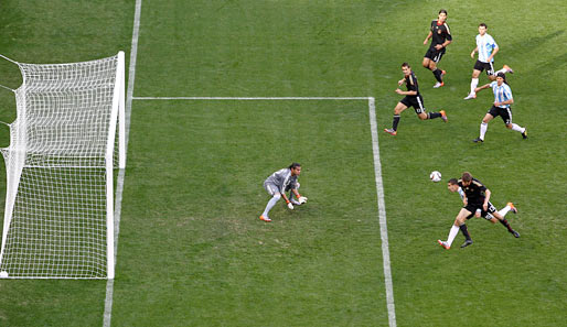 Mit diesem Kopfball erzielte Thomas Müller (unten) das 1:0 und sein viertes WM-Tor
