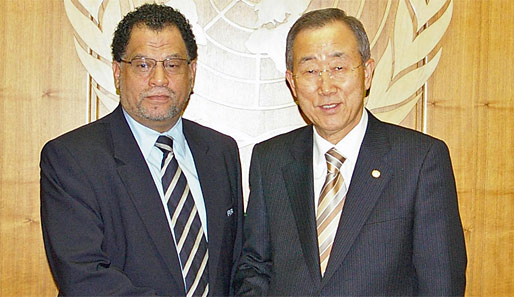 UN Generalsekretär Ban Ki Moon (r.) hofft auf eine friedliche Entwicklung in Afrike