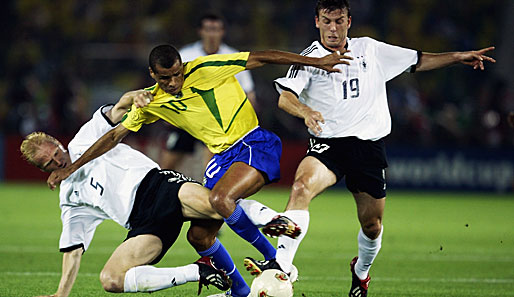 Bernd Schneider (r.) nimmt im WM-Finale 2002 mit Carsten Ramelow Brasiliens Rivaldo in die Zange