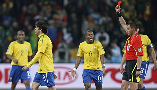 Schiedsrichter Stephane Lannoy stellte in der 88. Minute Brasiliens Mittelfeldstar Kaka vom Platz