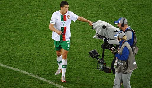 Cristiano Ronaldo im Tete-a-tete mit einem Kameramann nach dem Spanien-Spiel
