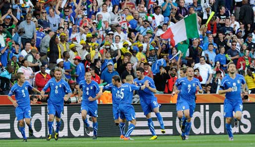 Die Italiener bejubeln ihren Ausgleichstreffer gegen Neuseeland