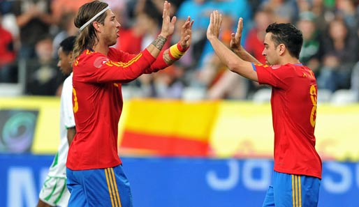 Die hohe WM-Prämie für Spaniens Fußballstars um Xavi (r.) und Sergio Ramos sorgt für scharfe Kritik