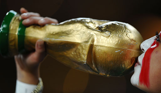 Die echte WM-Trophäe ist 36,8 cm hoch, wiegt 6175 g und besteht aus 18-karätigem Gold