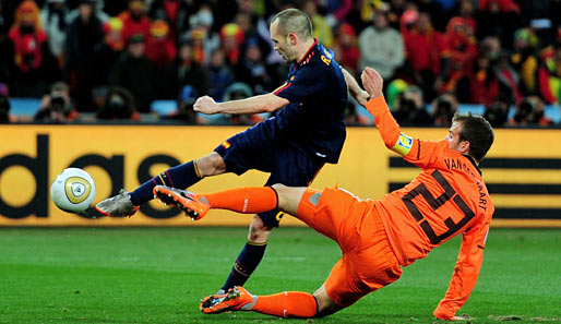 Mit diesem Schuss brachte Andres Iniesta die Entscheidung - 1:0 für Spanien in der 116. Minute!