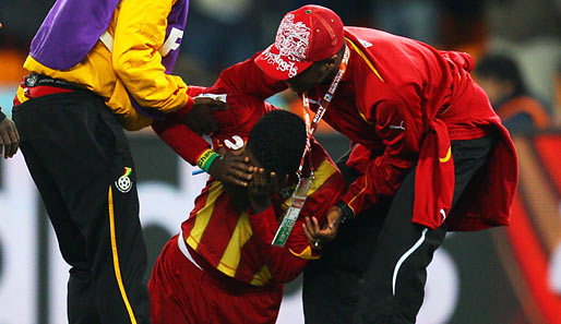 Asamoah Gyan war nach dem Ende des Elfmeterschießens am Boden zerstört
