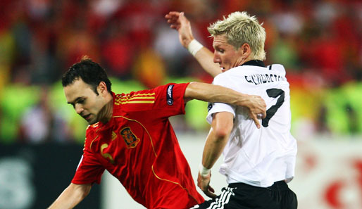 Bastian Schweinsteiger (r.) und Andres Iniesta standen sich bereits im EM-Finale 2008 gegenüber