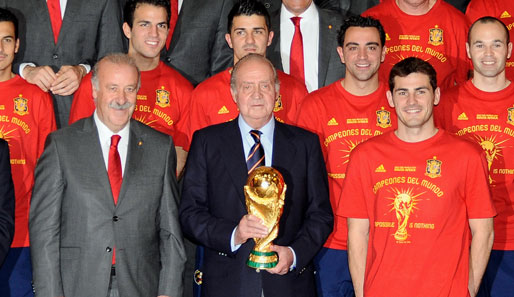 Spaniens Trainer Vicente Del Bosque, König Juan Carlos von Spanien und Kapitän Iker Casillas (v.l.)