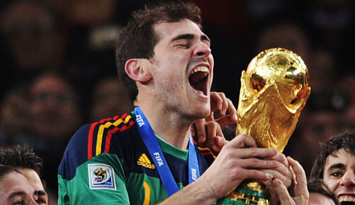 Iker Casillas streckt nach dem EM-Pokal 2008 auch den WM-Pokal in die Höhe