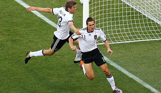 Miroslav Klose (r.) feiert seinen Treffer gegen England - Thomas Müller feiert mit